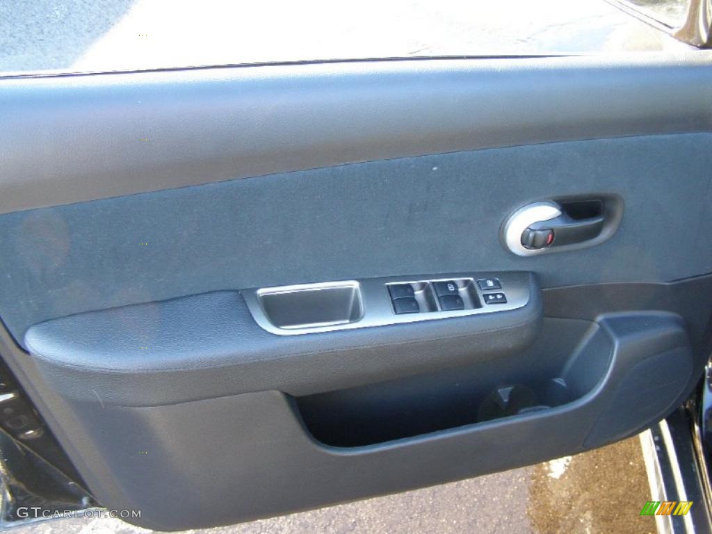 2010 Nissan Versa 1.8 S Hatchback Charcoal Door Panel Photo #44799442
