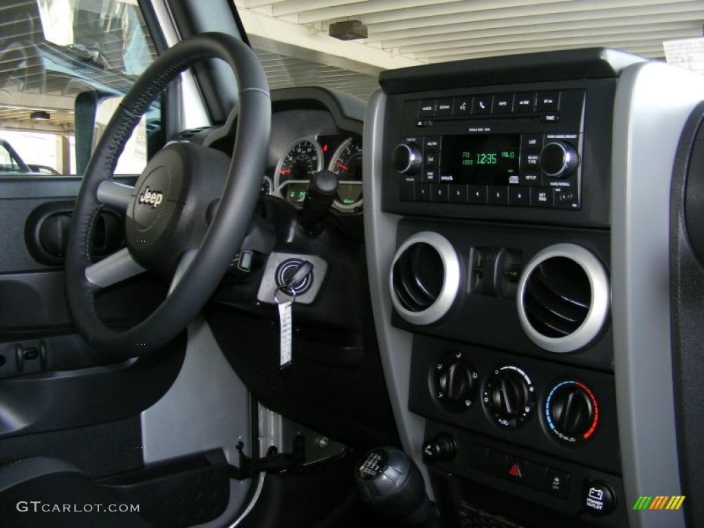 2010 Wrangler Sahara 4x4 - Bright Silver Metallic / Dark Slate Gray/Medium Slate Gray photo #25