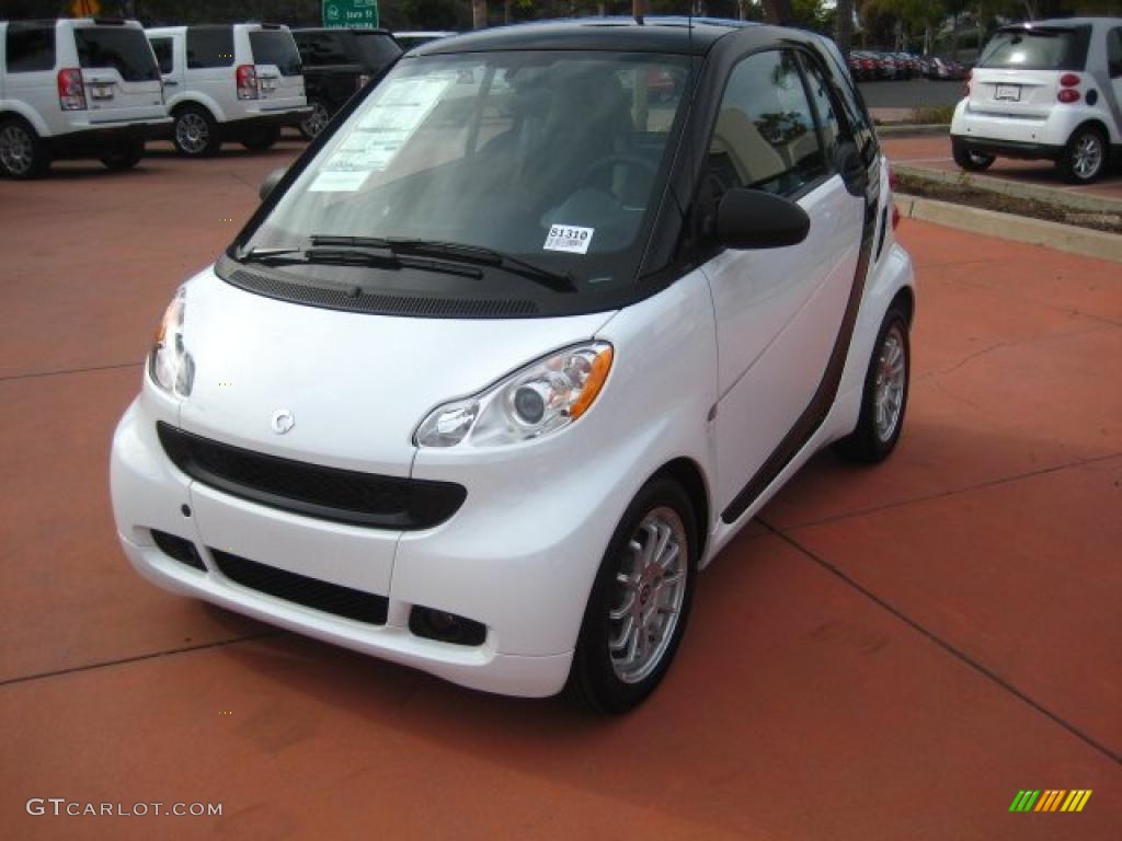 2011 fortwo passion coupe - Crystal White / Black Leather photo #1