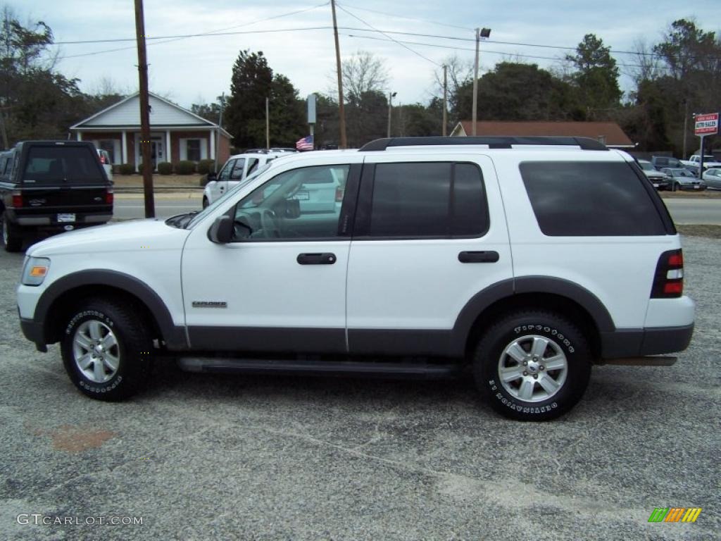 2006 Explorer XLT - Oxford White / Camel/Stone photo #8