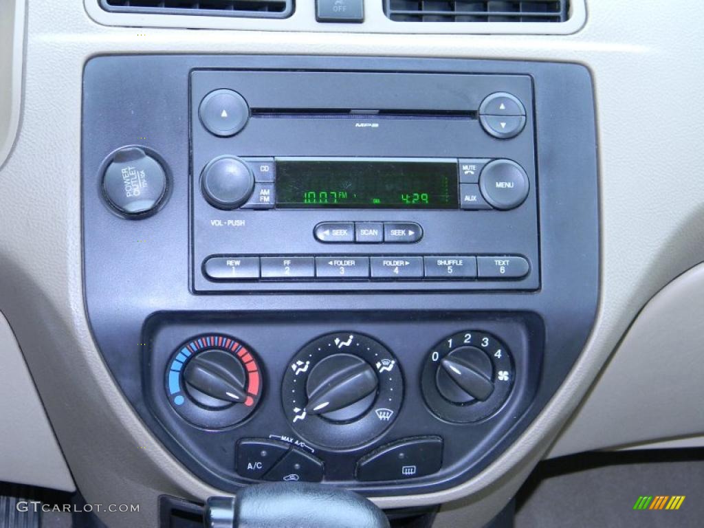 2005 Focus ZX4 SE Sedan - Light Tundra Metallic / Dark Pebble/Light Pebble photo #18