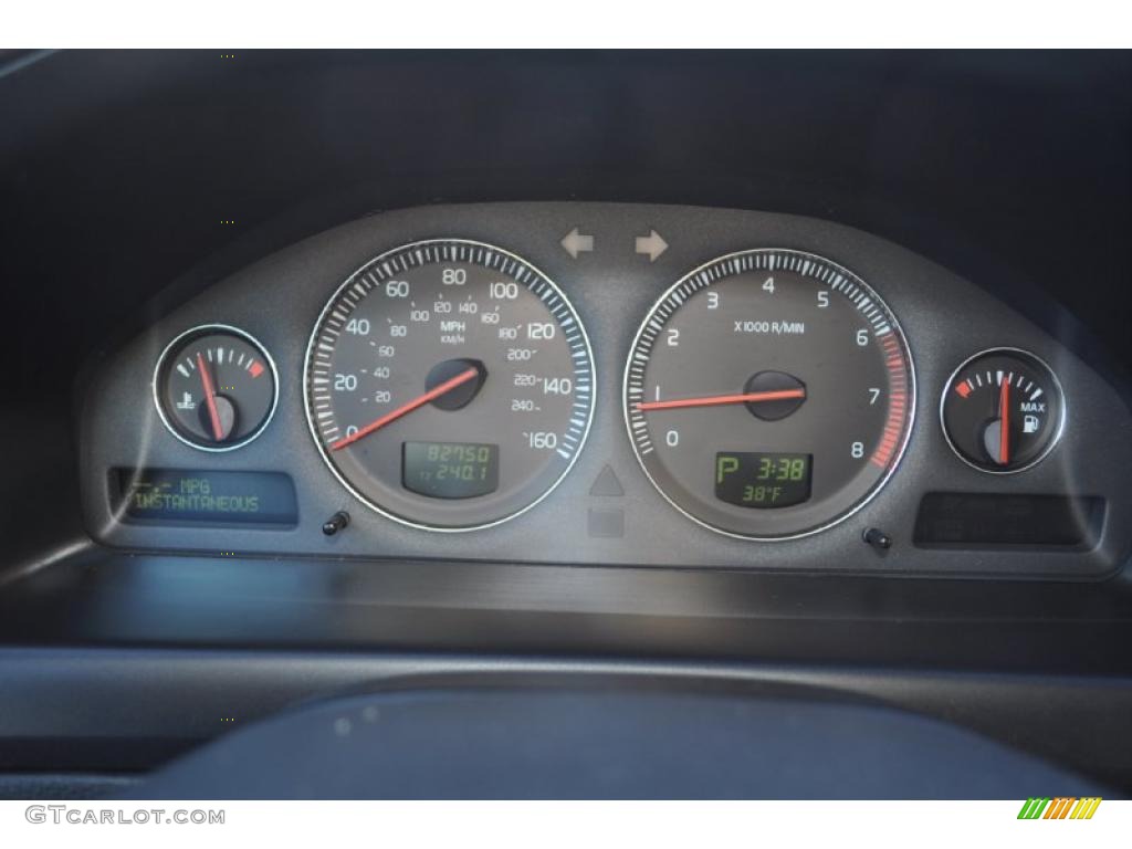 2004 Volvo V70 2.4 Gauges Photo #44840660