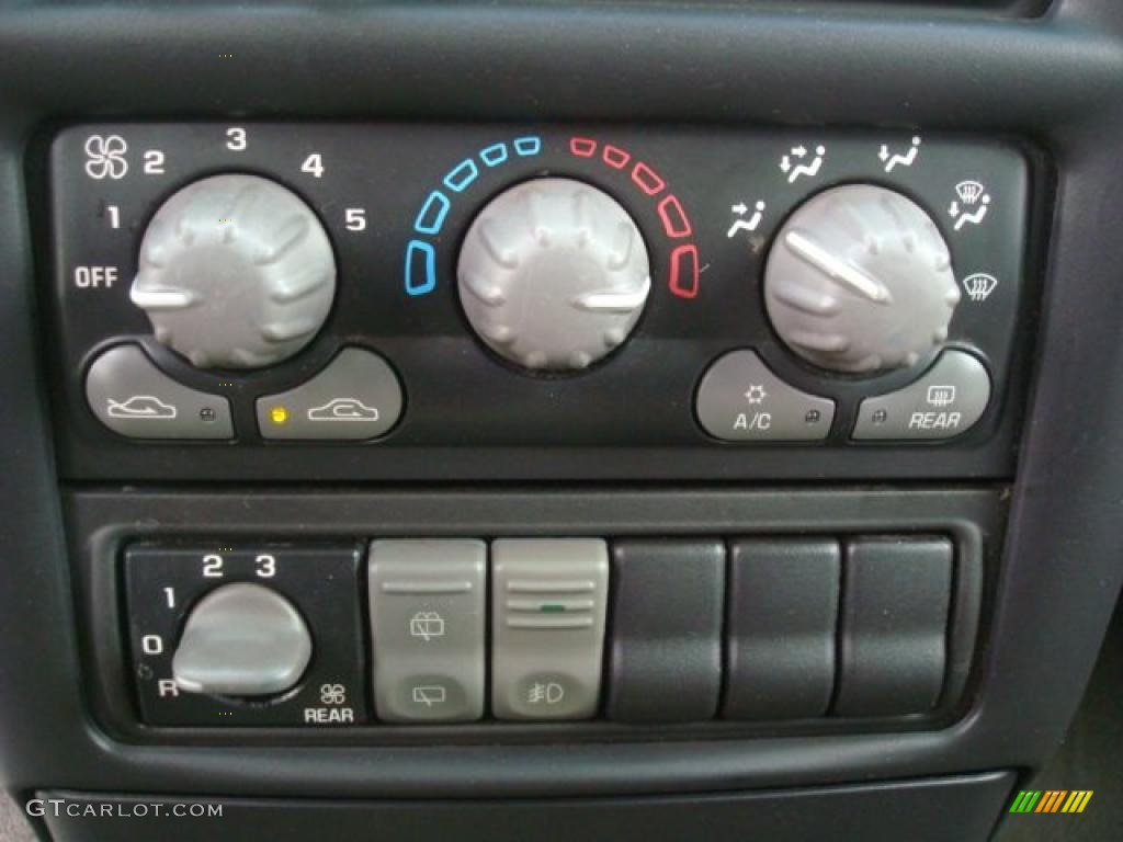2003 Pontiac Montana Standard Montana Model Controls Photo #44860864