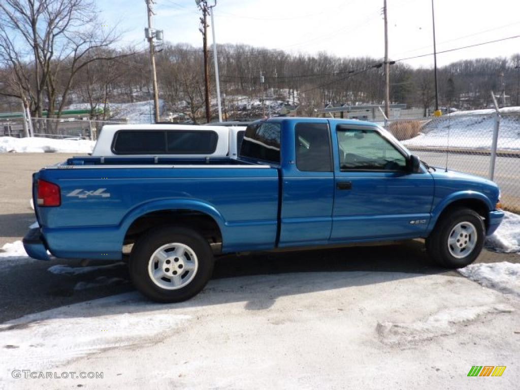 1999 S10 LS Extended Cab 4x4 - Space Blue Metallic / Medium Gray photo #1