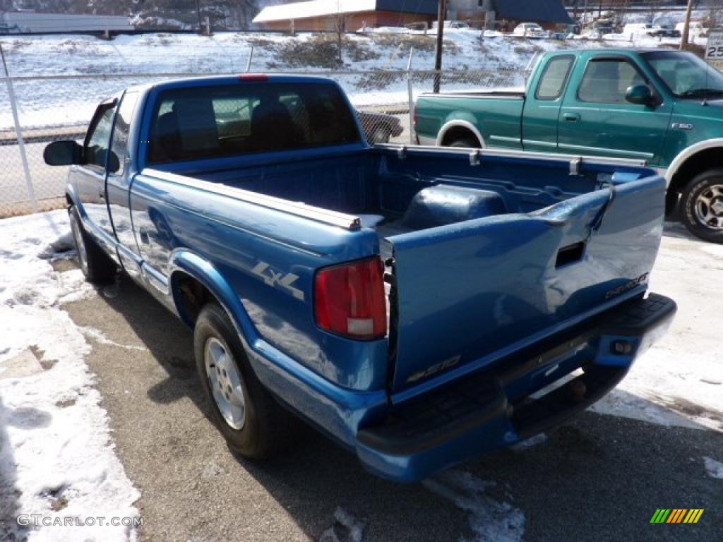 1999 S10 LS Extended Cab 4x4 - Space Blue Metallic / Medium Gray photo #4