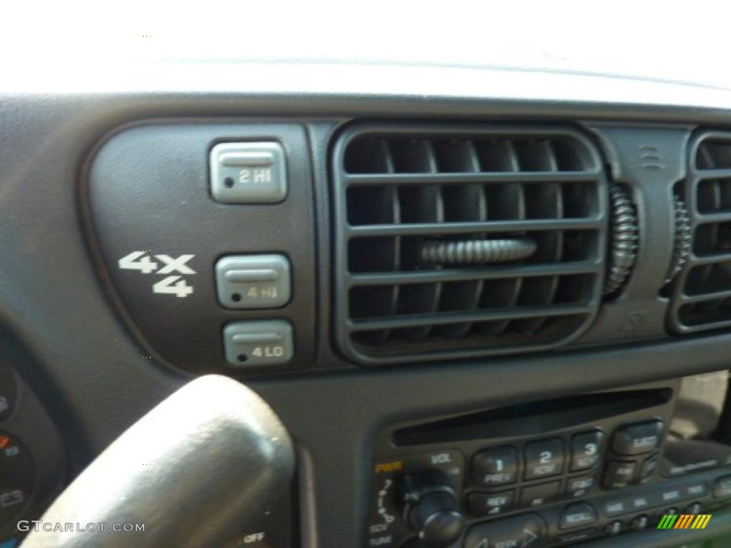 1999 Chevrolet S10 LS Extended Cab 4x4 Controls Photo #44869060