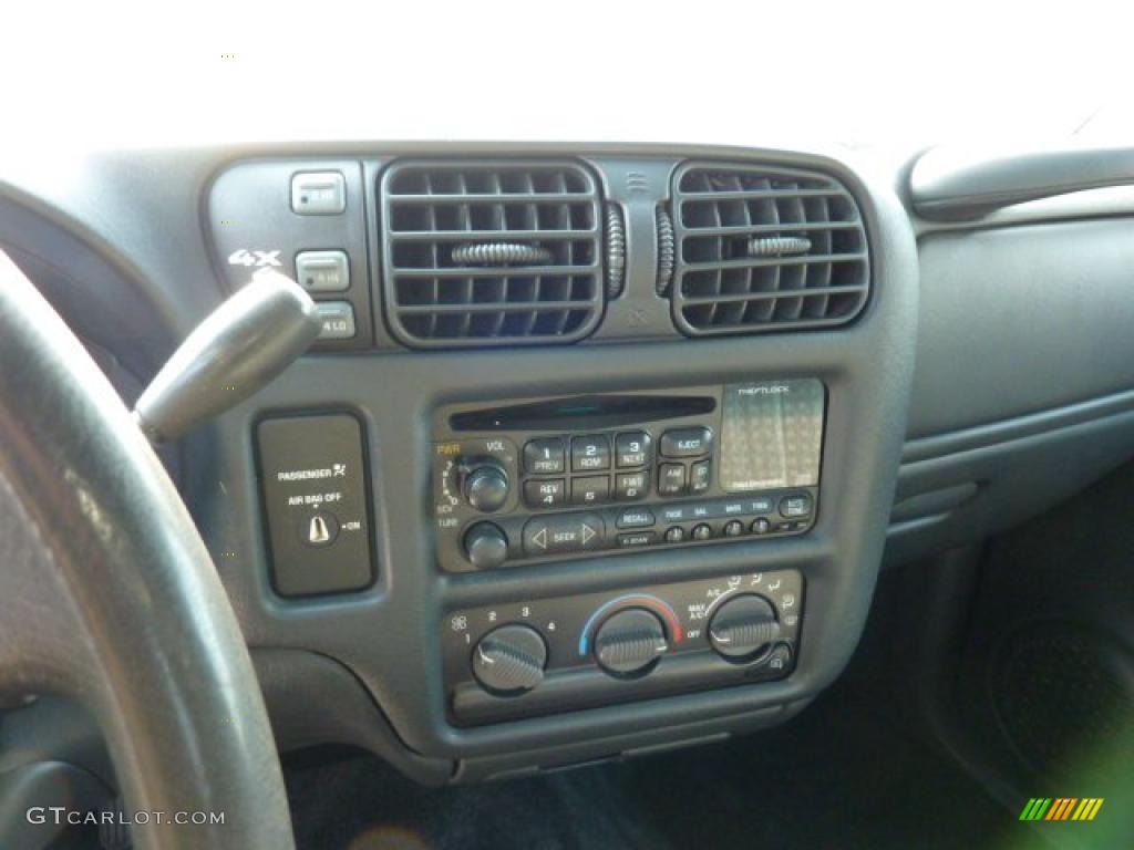 1999 Chevrolet S10 LS Extended Cab 4x4 Controls Photo #44869074