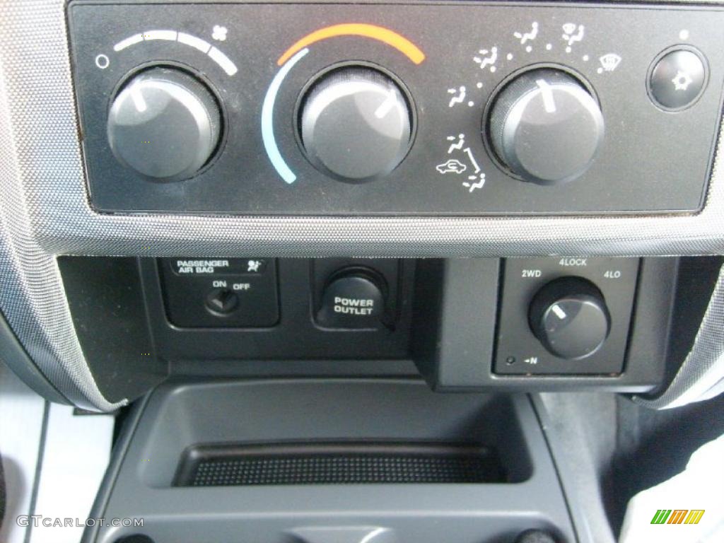 2006 Dodge Dakota SLT Club Cab 4x4 Controls Photo #44885505