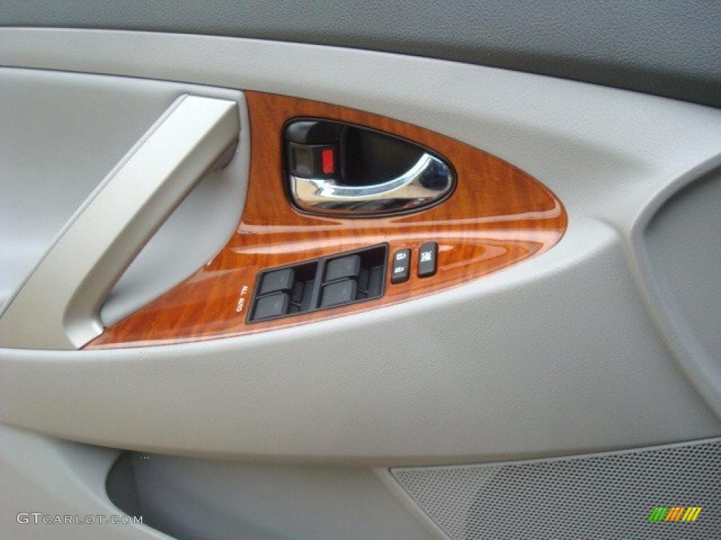 2011 Toyota Camry XLE V6 Controls Photo #44888425