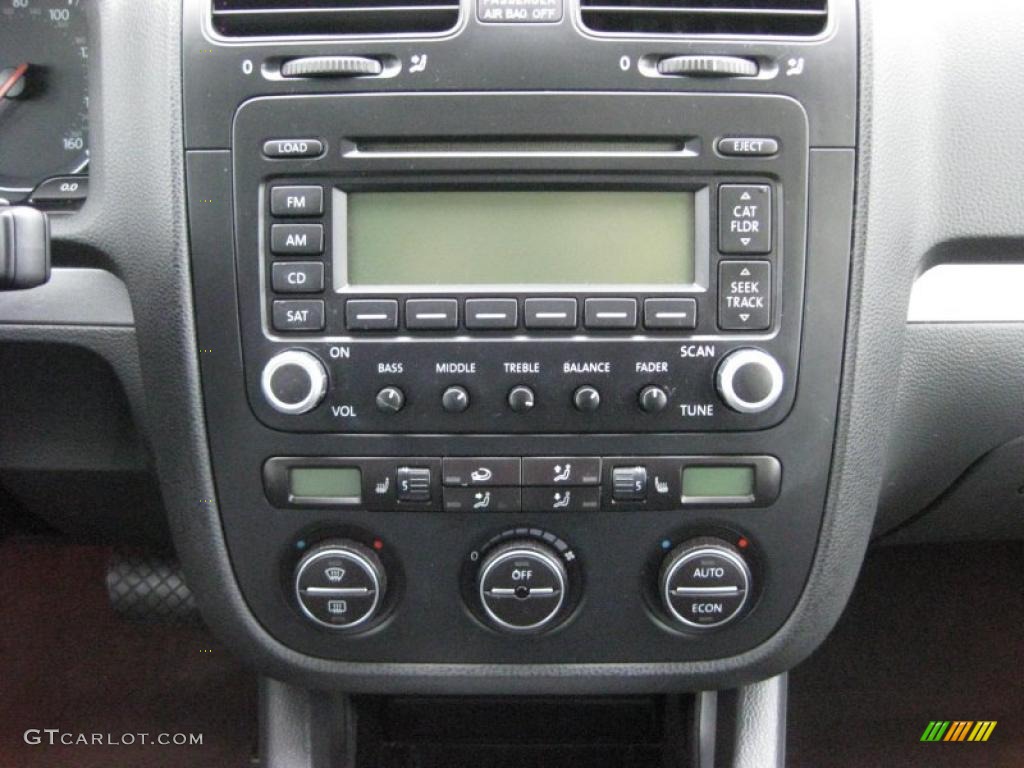 2006 Volkswagen Jetta 2.5 Sedan Controls Photo #44893573