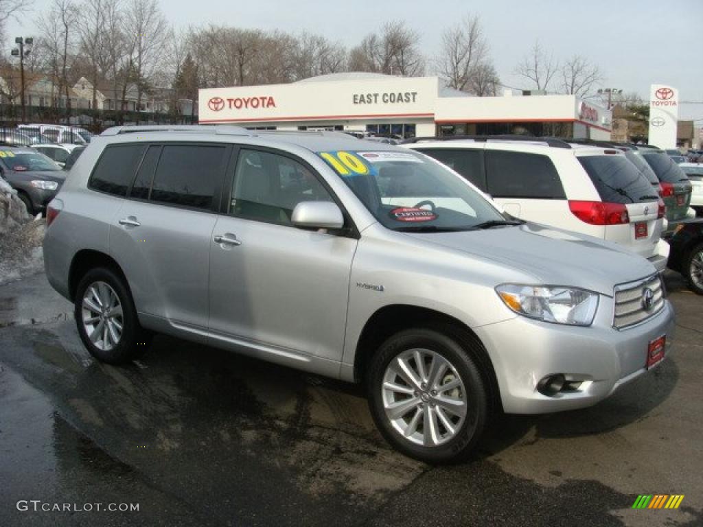 Classic Silver Metallic Toyota Highlander