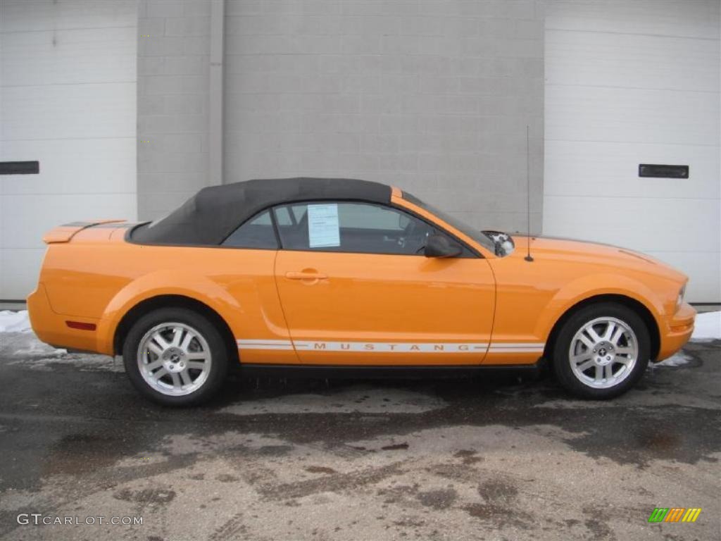 2007 Mustang V6 Premium Convertible - Grabber Orange / Dark Charcoal photo #4