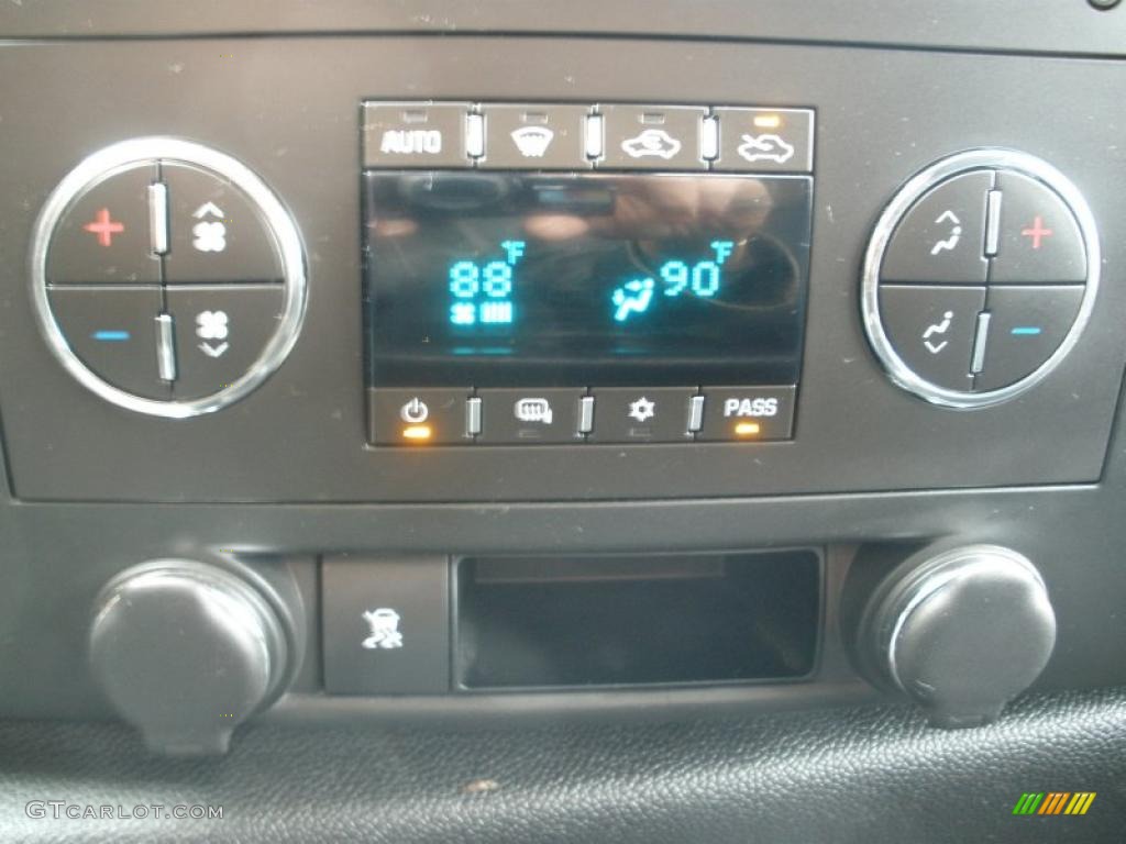 2009 GMC Sierra 1500 Hybrid Crew Cab Controls Photo #44940037
