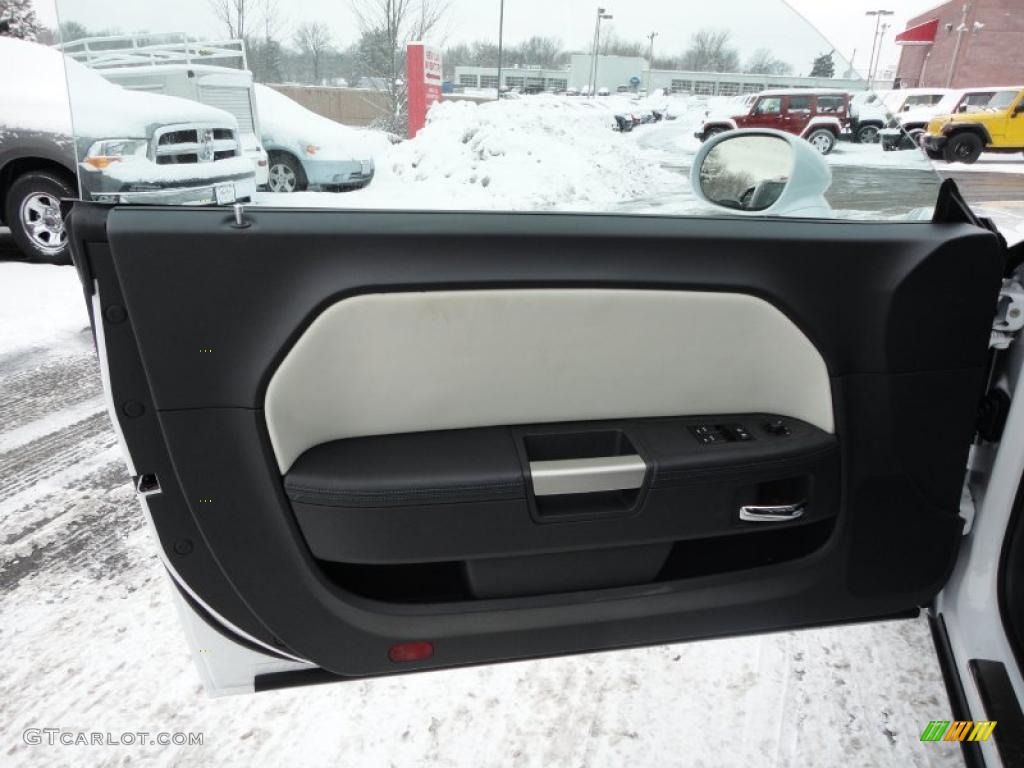 2011 Dodge Challenger SRT8 392 Inaugural Edition Pearl White/Blue Door Panel Photo #44941777