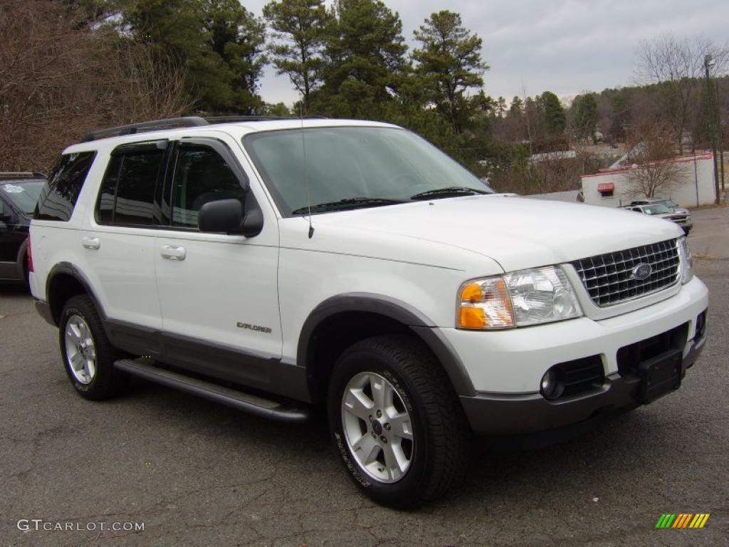 2004 Explorer XLT 4x4 - Oxford White / Graphite photo #3