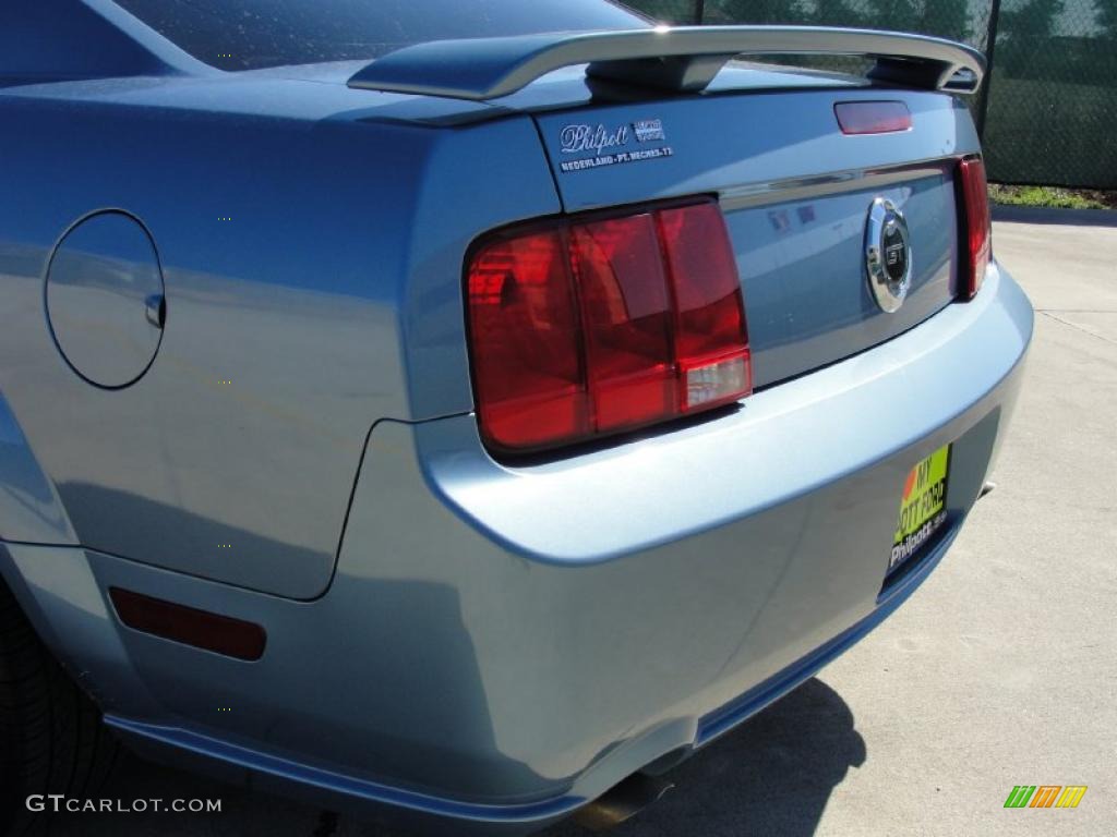 2006 Mustang GT Premium Coupe - Windveil Blue Metallic / Light Graphite photo #23