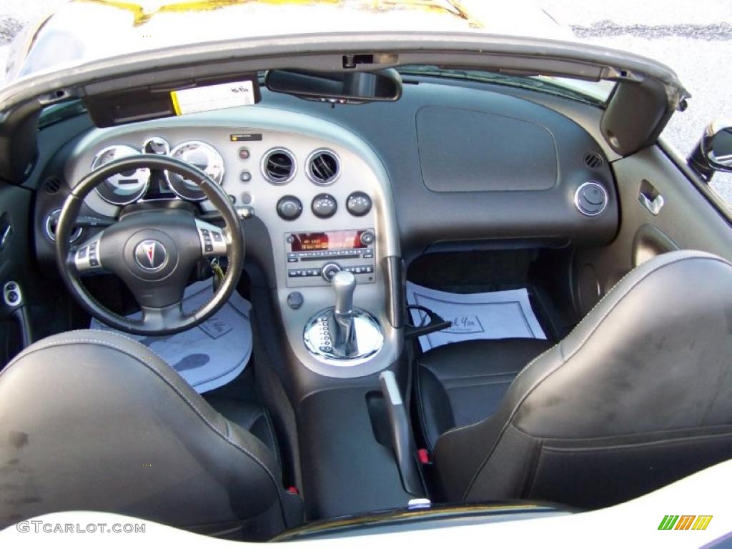 Ebony Interior 2006 Pontiac Solstice Roadster Photo #44967691