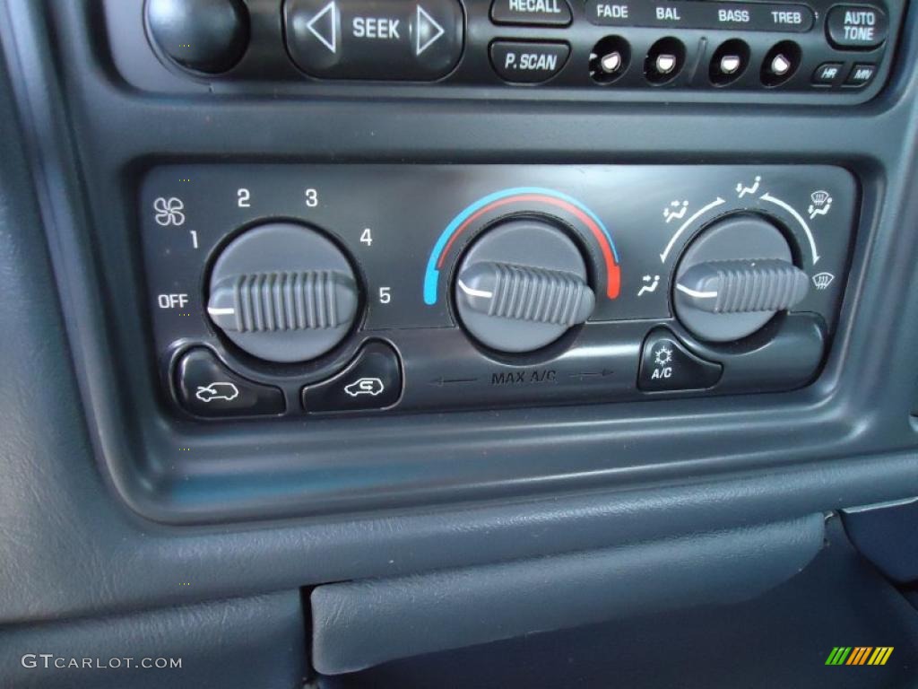 2001 Chevrolet Silverado 2500HD LS Extended Cab 4x4 Controls Photo #44979657