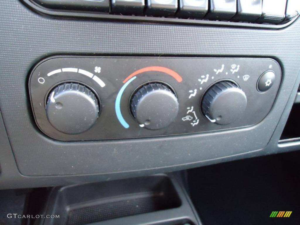 2004 Dodge Dakota SLT Quad Cab 4x4 Controls Photo #44981988