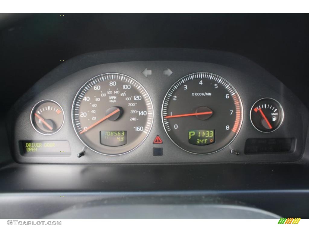 2004 Volvo V70 2.5T Gauges Photo #44989378