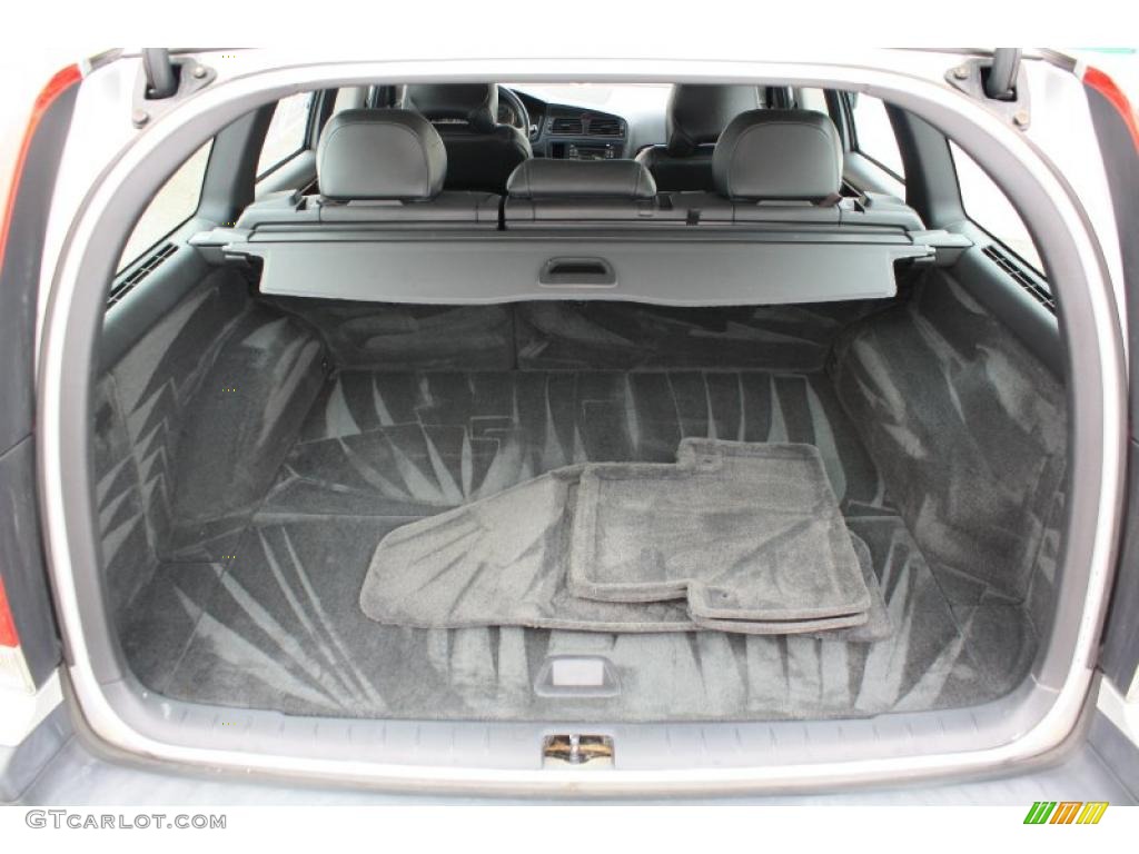 2004 Volvo V70 2.5T Trunk Photo #44989457