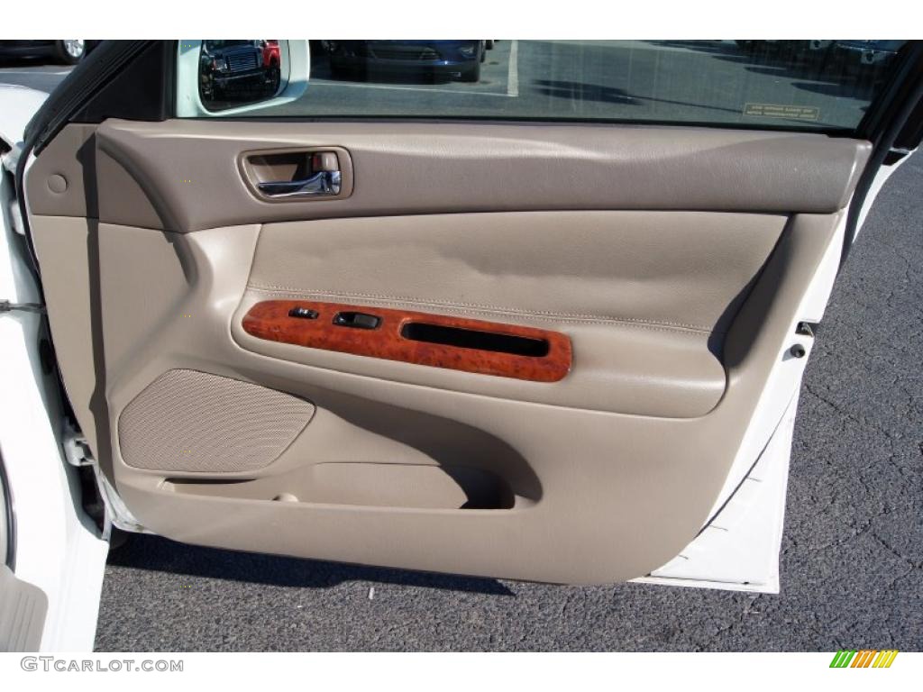 2005 Camry XLE - Super White / Taupe photo #16