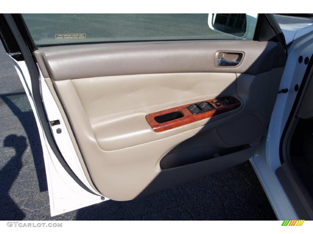 2005 Camry XLE - Super White / Taupe photo #22