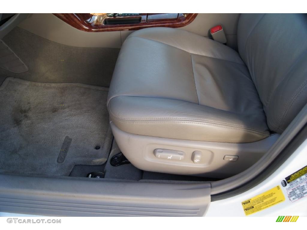 2005 Camry XLE - Super White / Taupe photo #24