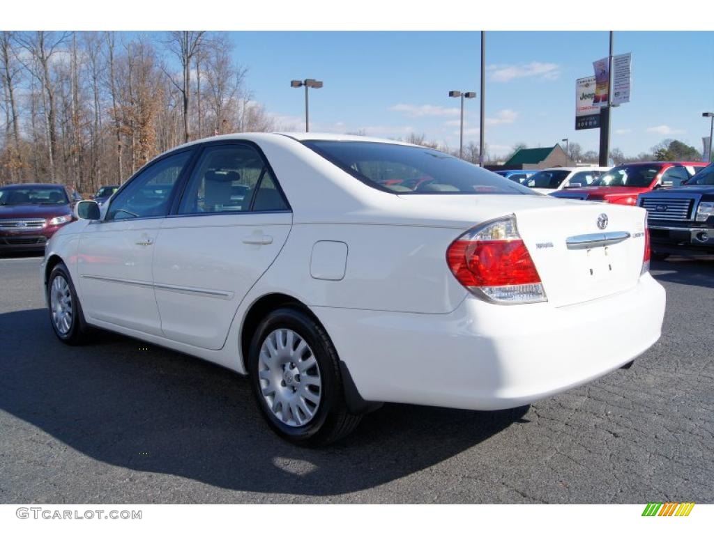 2005 Camry XLE - Super White / Taupe photo #42