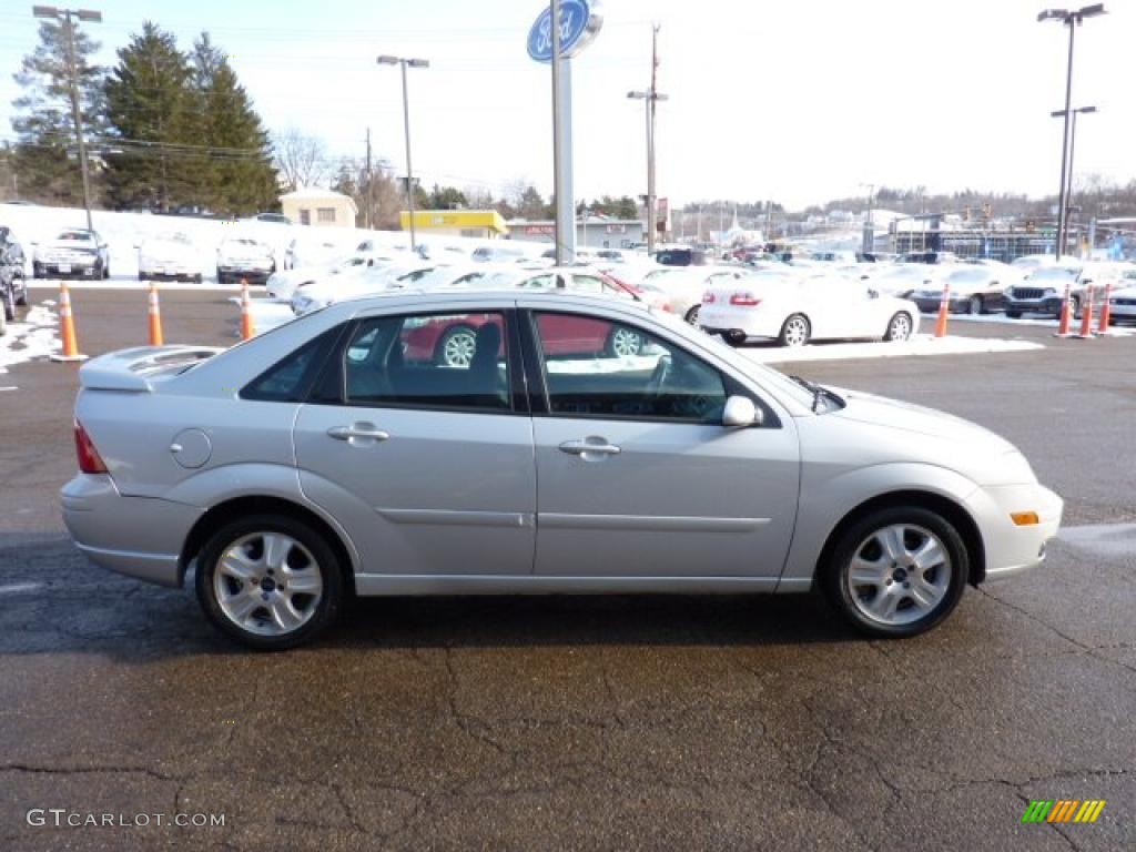 CD Silver Metallic 2005 Ford Focus ZX4 ST Sedan Exterior Photo #45010405