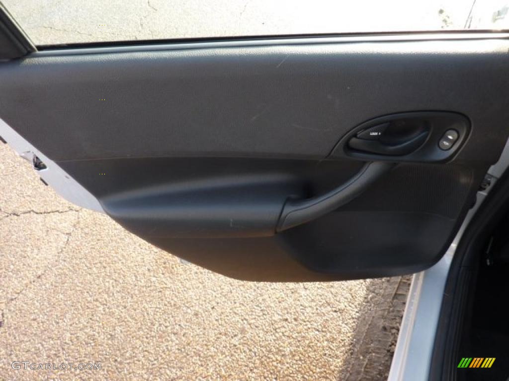 2005 Ford Focus ZX4 ST Sedan Charcoal/Red Door Panel Photo #45010477