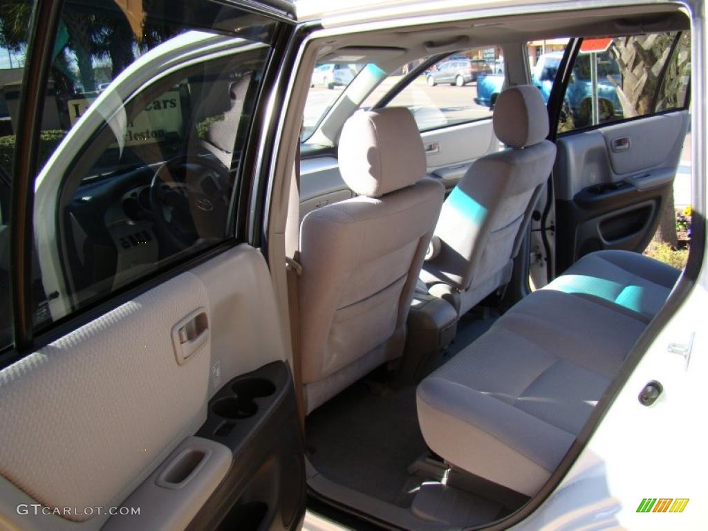2004 Highlander I4 - Super White / Ash photo #13