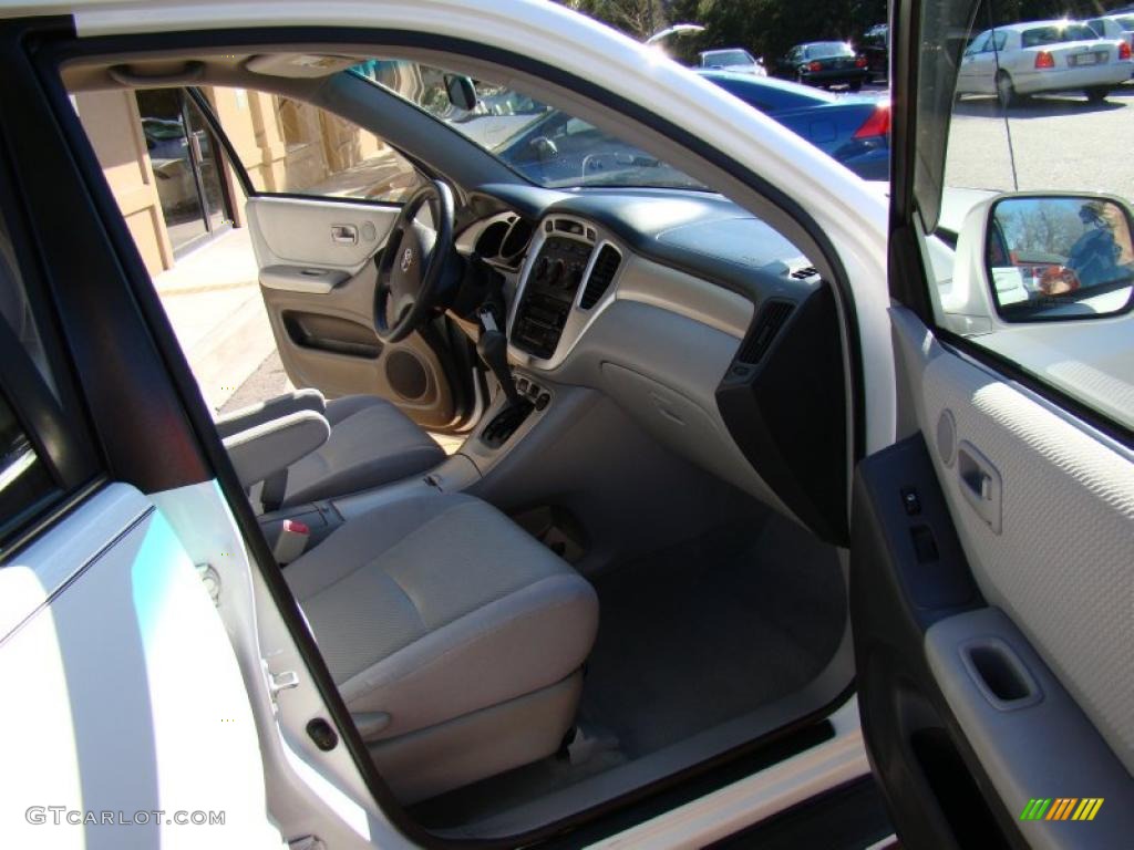2004 Highlander I4 - Super White / Ash photo #16
