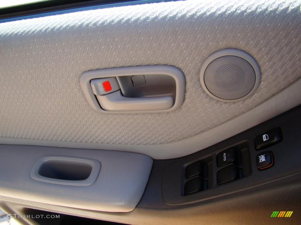 2004 Highlander I4 - Super White / Ash photo #22