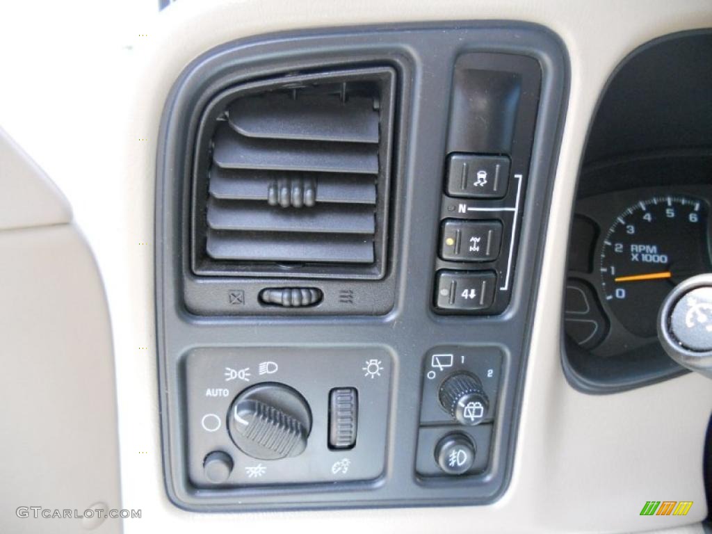 2004 Chevrolet Tahoe LT 4x4 Controls Photo #45025625