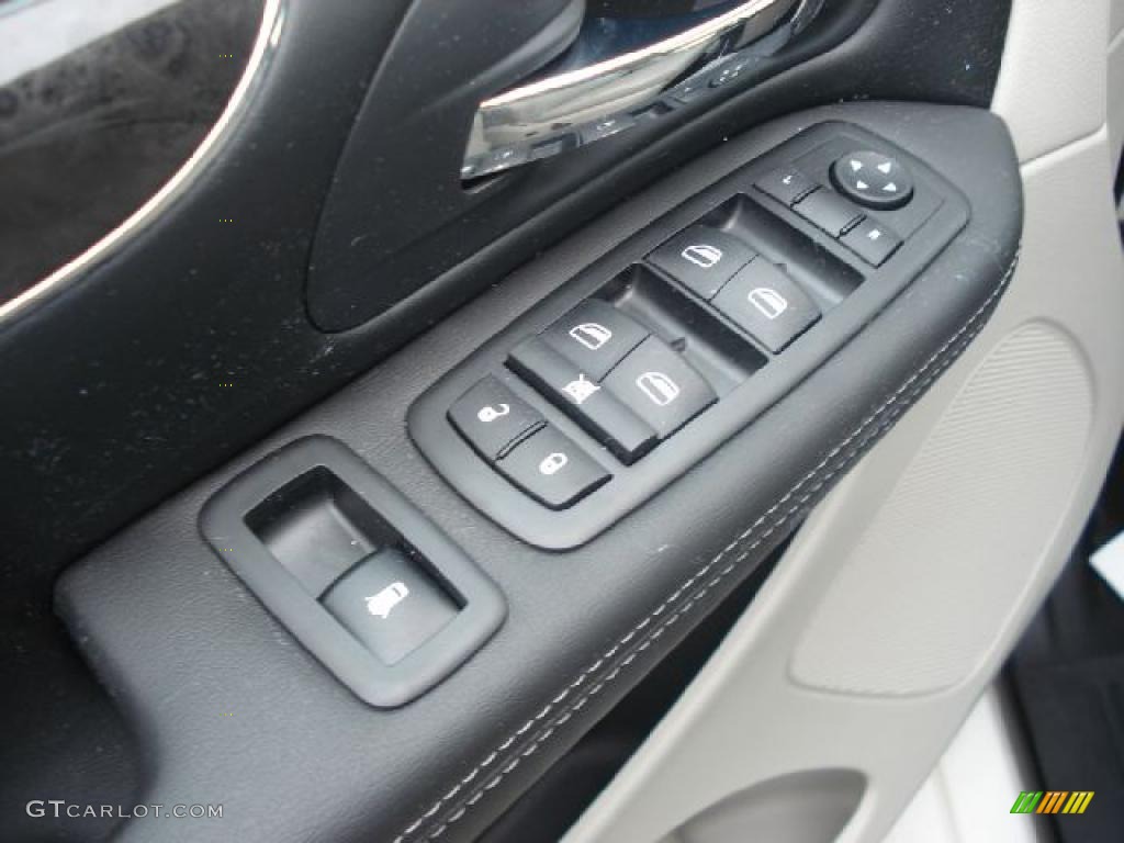 2011 Chrysler Town & Country Limited Controls Photo #45029121