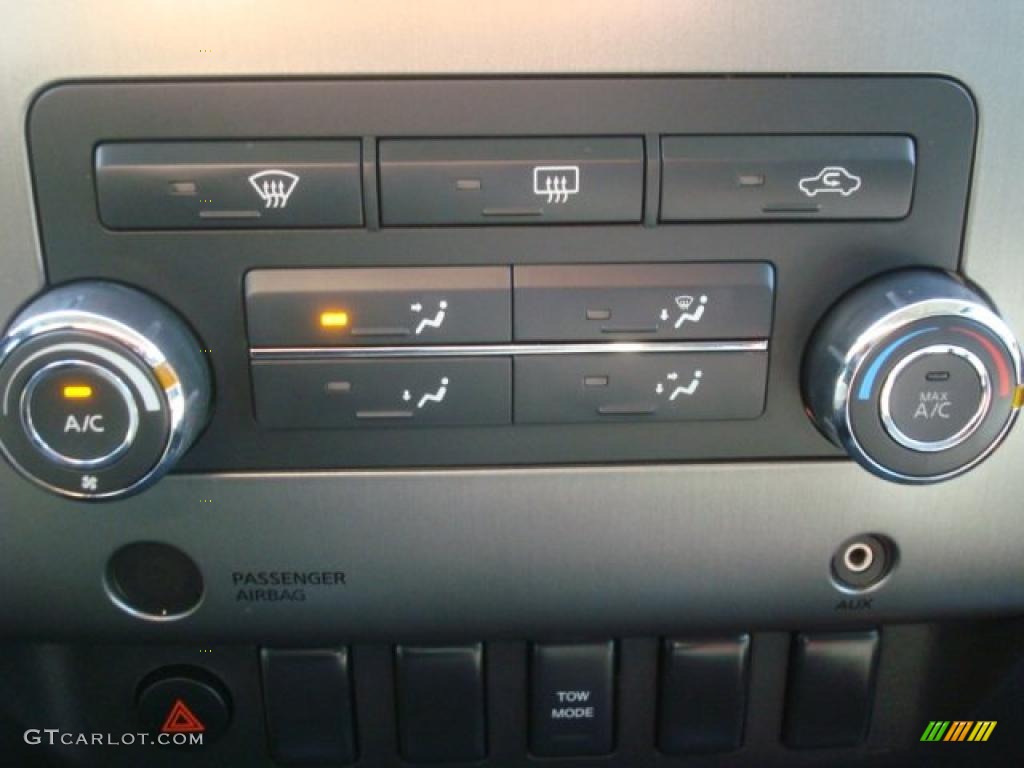 2009 Nissan Titan SE Crew Cab Controls Photo #45036237