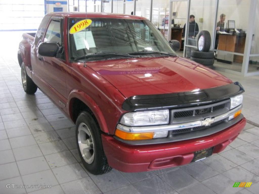 1998 S10 LS Extended Cab - Medium Red Metallic / Graphite photo #1