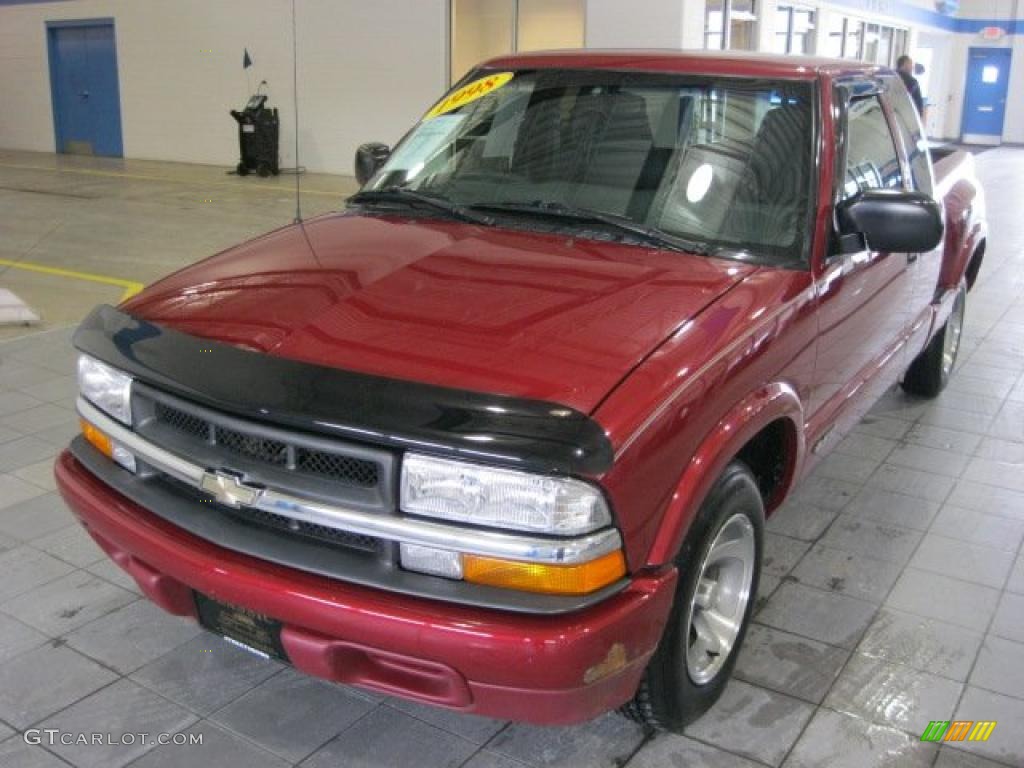 1998 S10 LS Extended Cab - Medium Red Metallic / Graphite photo #2