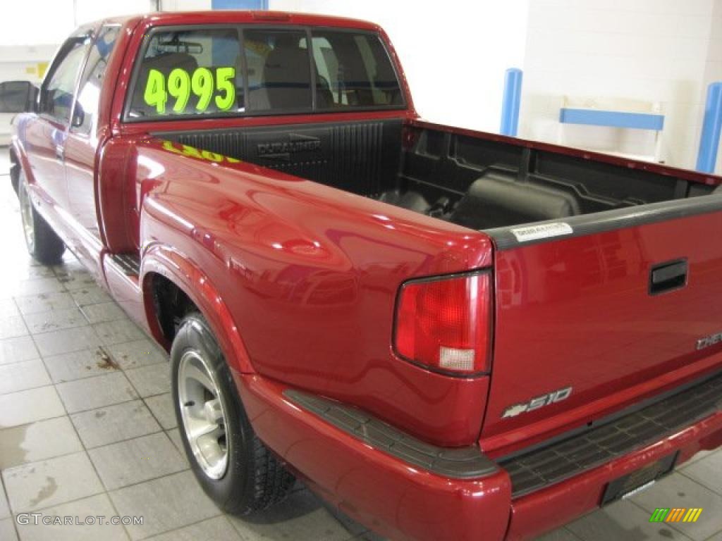 1998 S10 LS Extended Cab - Medium Red Metallic / Graphite photo #9