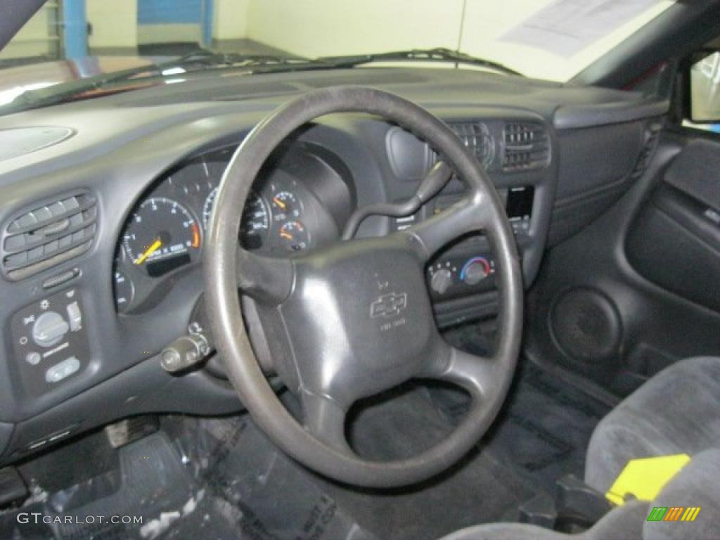 1998 S10 LS Extended Cab - Medium Red Metallic / Graphite photo #16