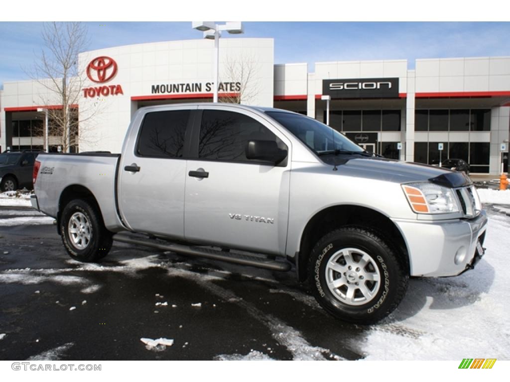 2005 Titan LE Crew Cab 4x4 - Radiant Silver / Graphite/Titanium photo #1