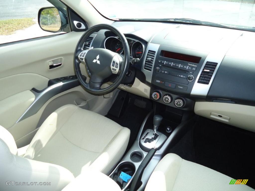 2009 Mitsubishi Outlander SE Beige Dashboard Photo #45065105