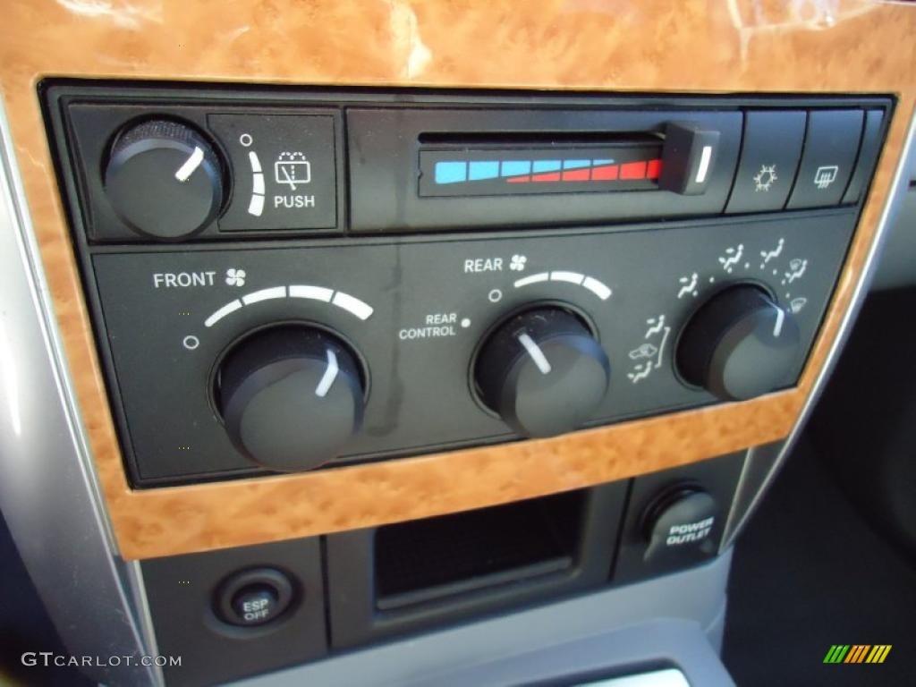 2008 Chrysler Aspen Limited Controls Photo #45066365