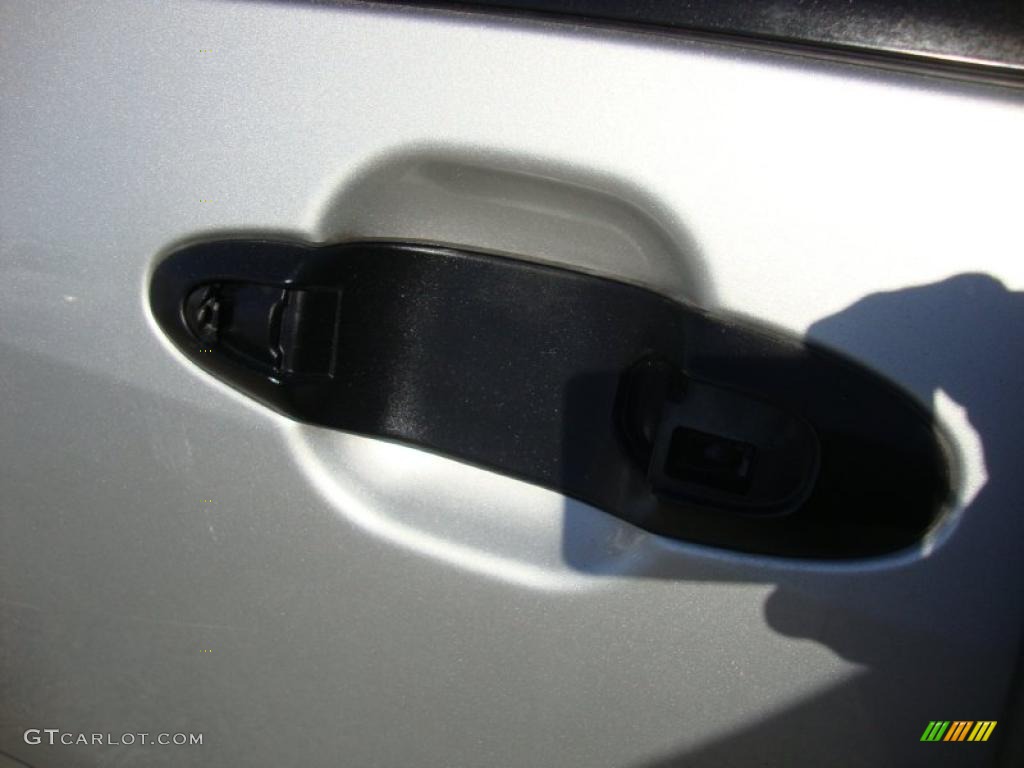 2000 MPV DX - Highlight Silver / Gray photo #22