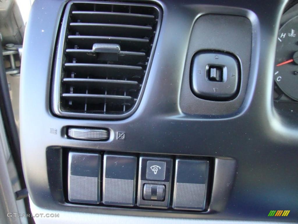 2000 MPV DX - Highlight Silver / Gray photo #48