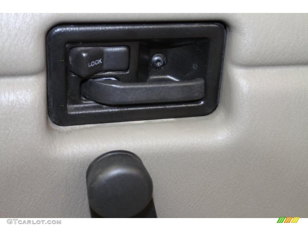 2004 Wrangler SE 4x4 - Black / Khaki photo #25