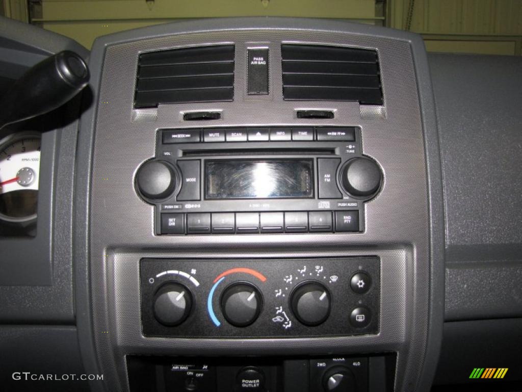 2006 Dodge Dakota SLT Club Cab 4x4 Controls Photo #45094869