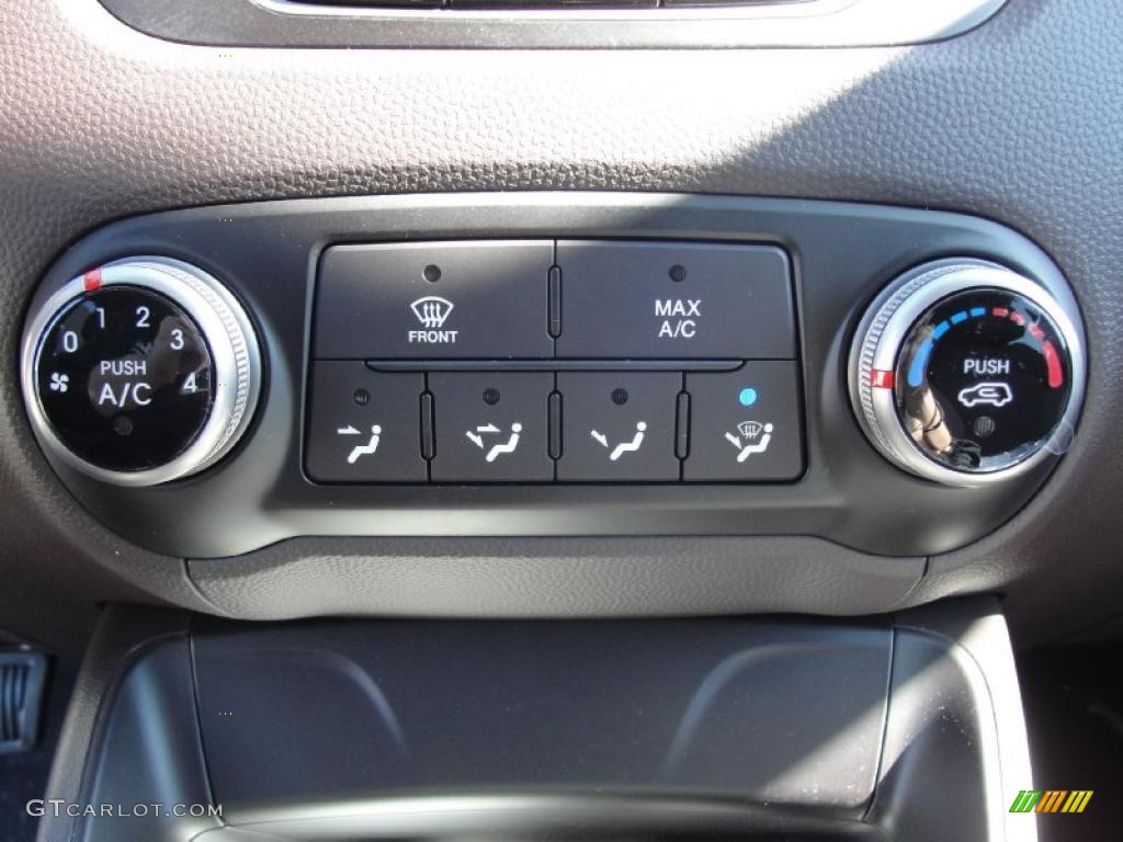2011 Hyundai Tucson GLS Controls Photo #45099526