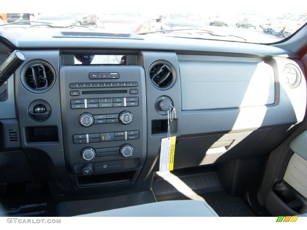 2011 F150 XL SuperCab - Oxford White / Steel Gray photo #30